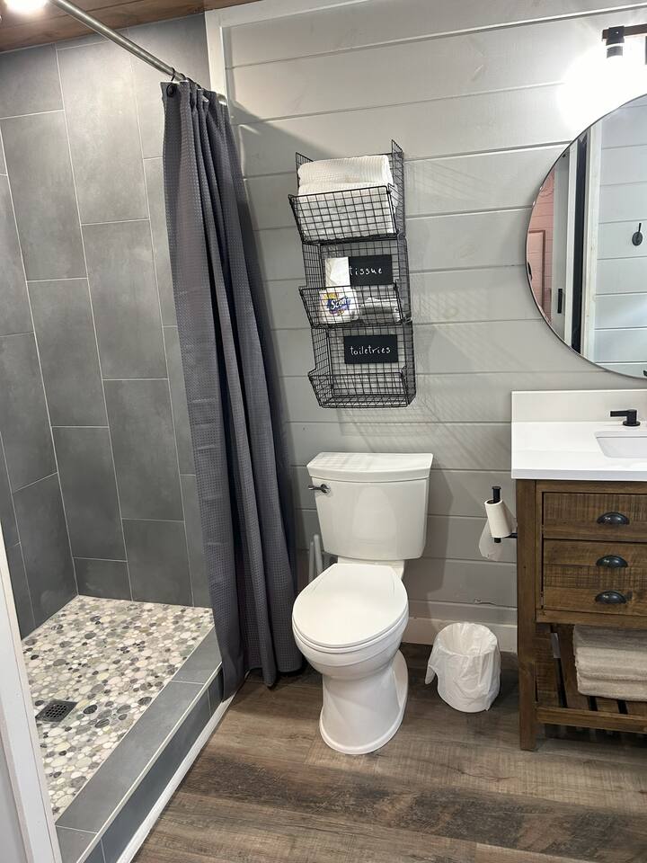 Cozy Retreat • Near Town/Train/Breweries • Hot Tub