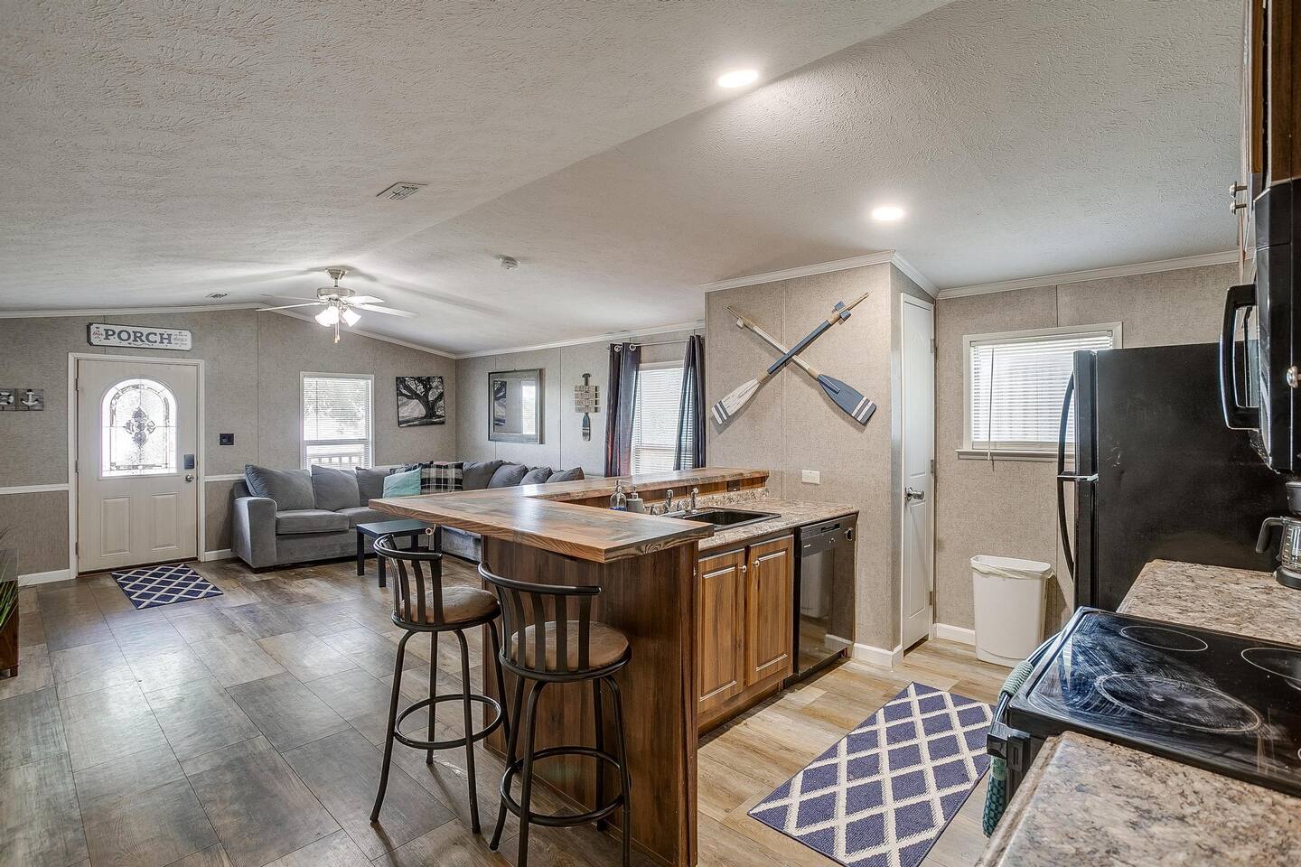 Waterfront 2BR Cabin – Ideal for Traveling Workers