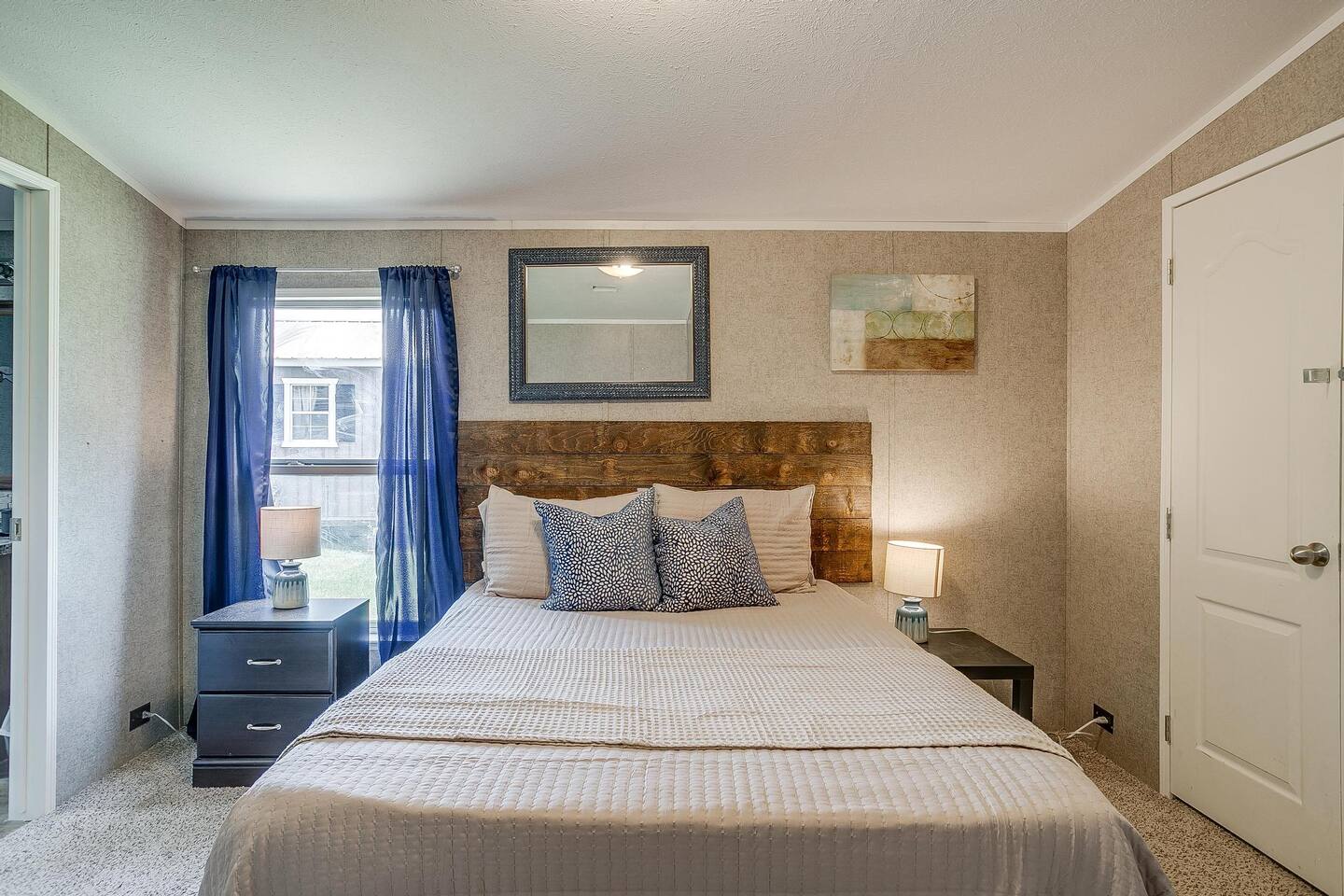 Waterfront 2BR Cabin – Ideal for Traveling Workers