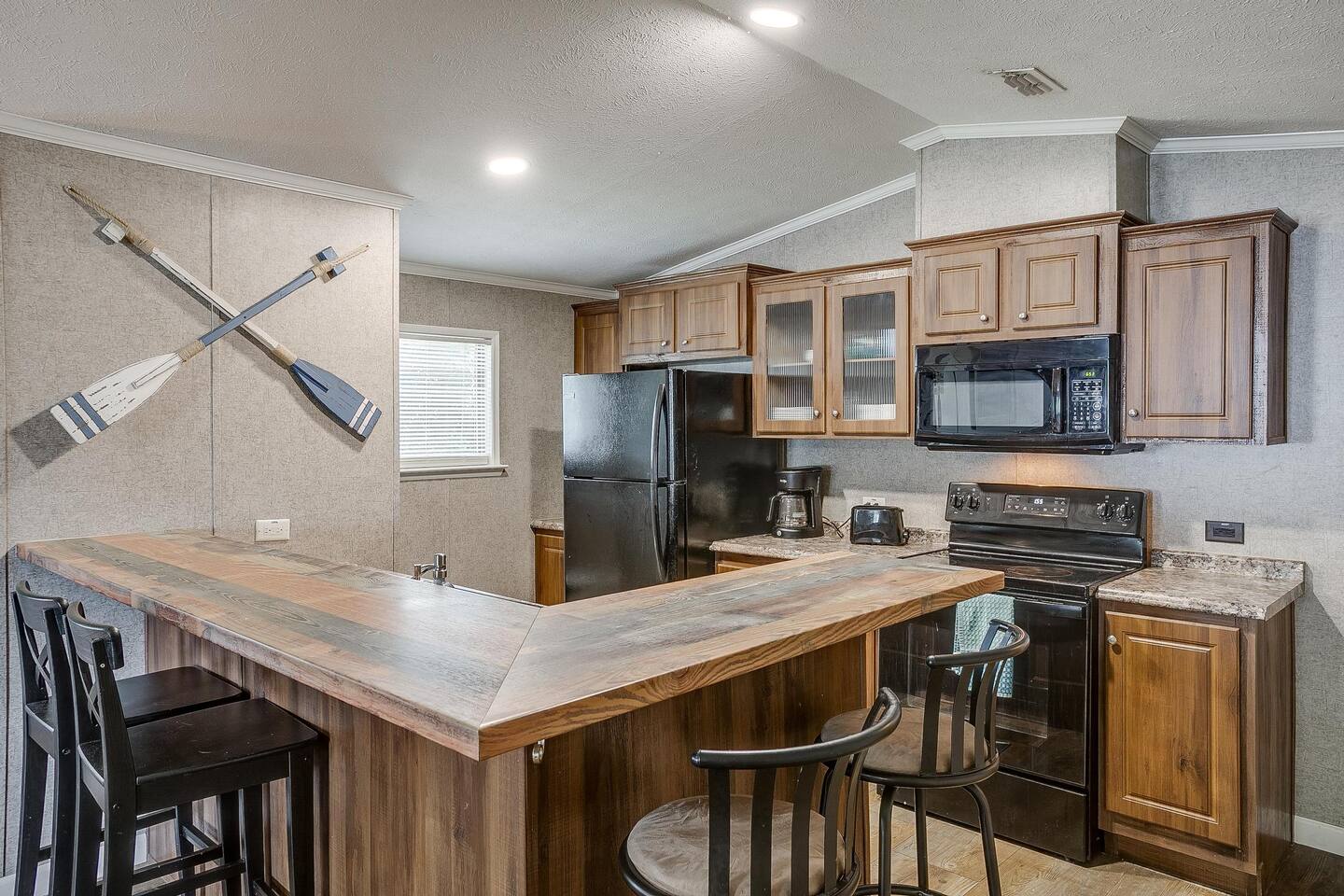 Waterfront 2BR Cabin – Ideal for Traveling Workers