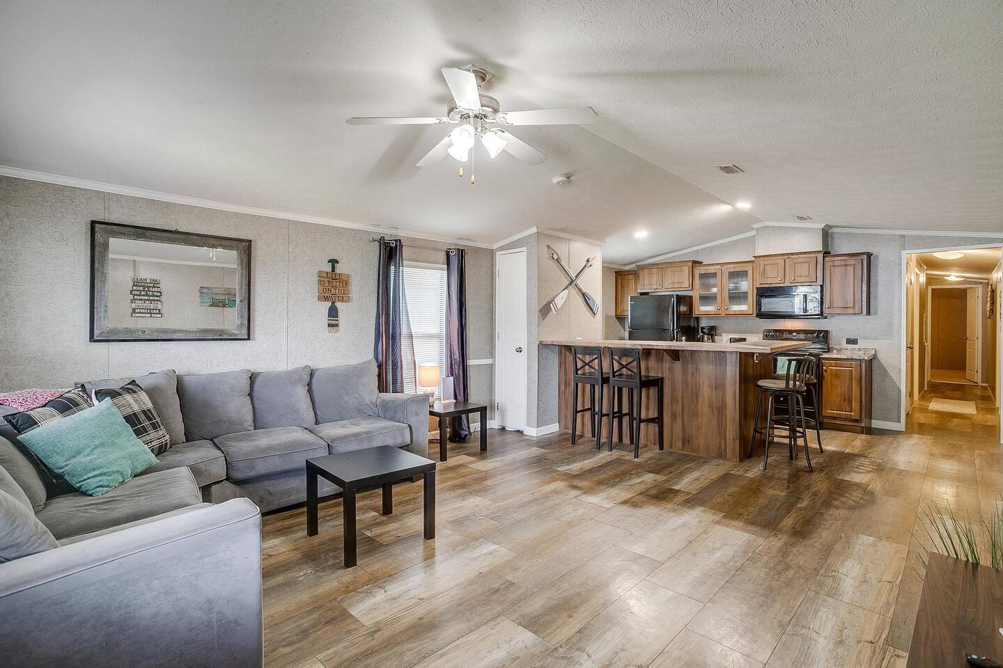 Waterfront 2BR Cabin – Ideal for Traveling Workers