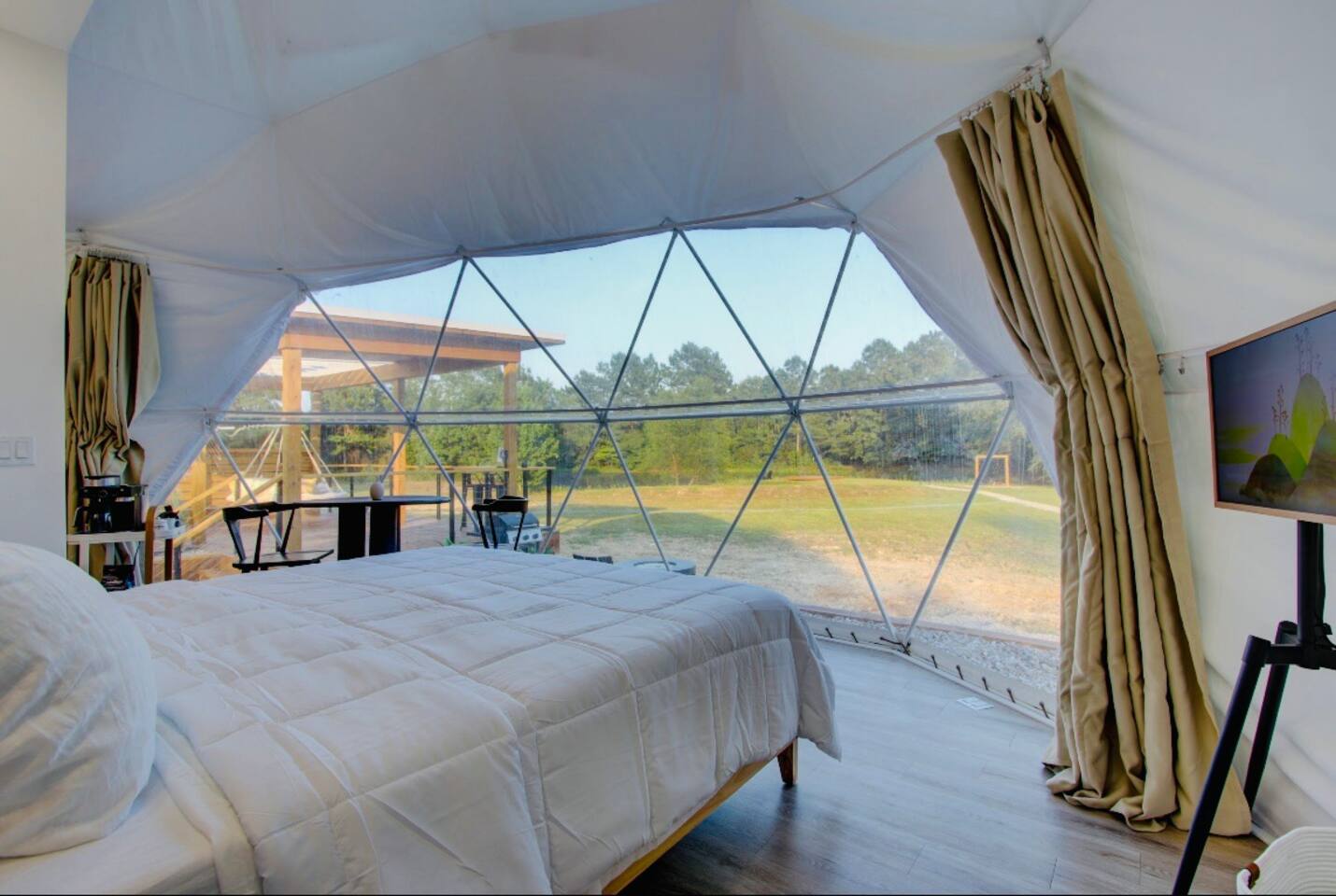Luxury Glamping Dome “Sol” in Countryside w/HotTub