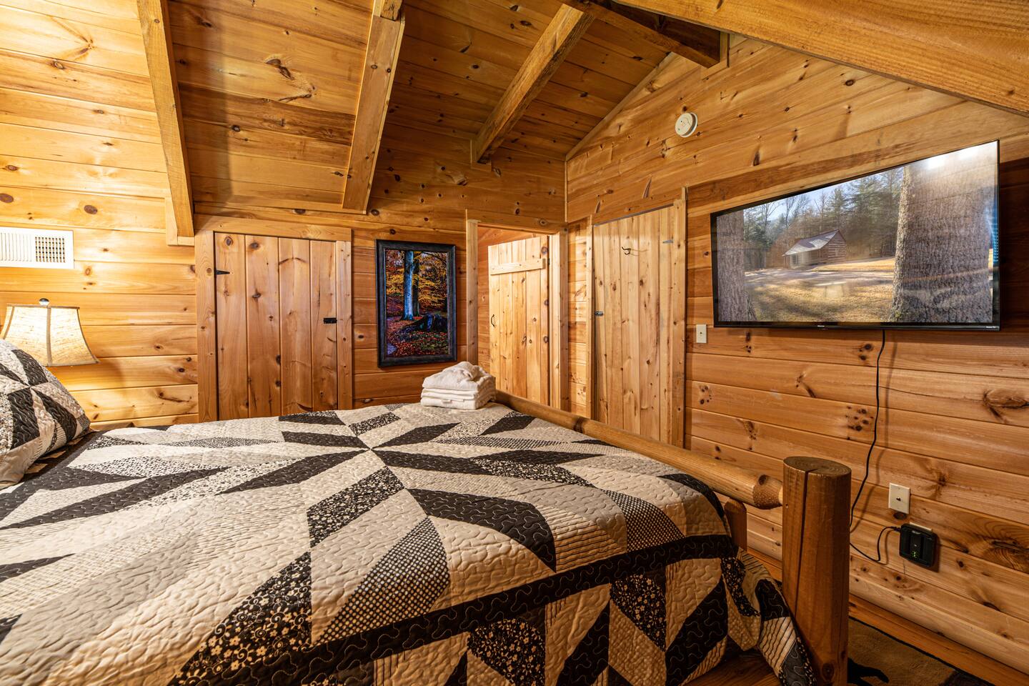 Stunning View Retreat: 3 Kings, Hot Tub, Fire Pit