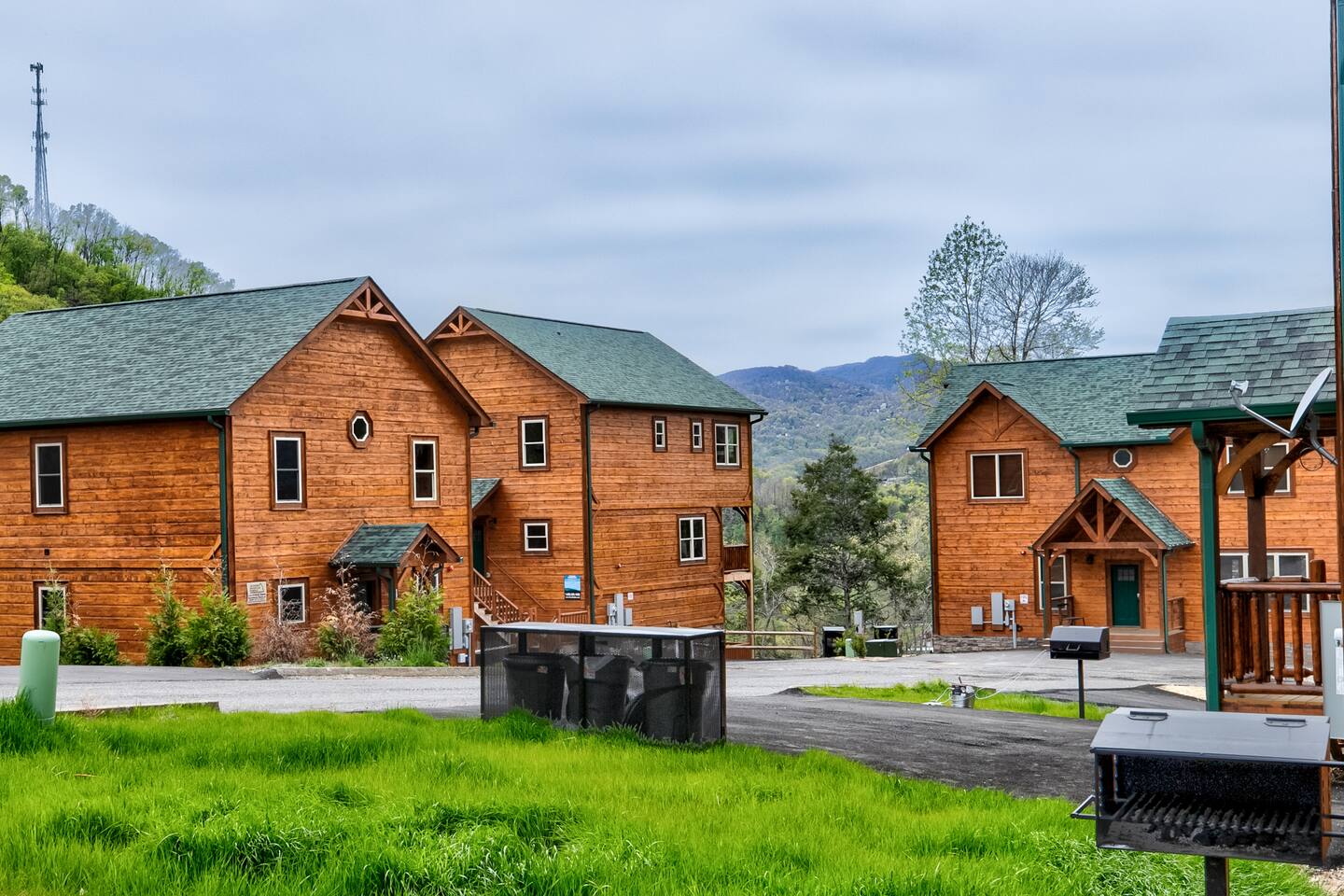 Luxury Family Escape:Hot Tub, Fire Pit, Bear Views