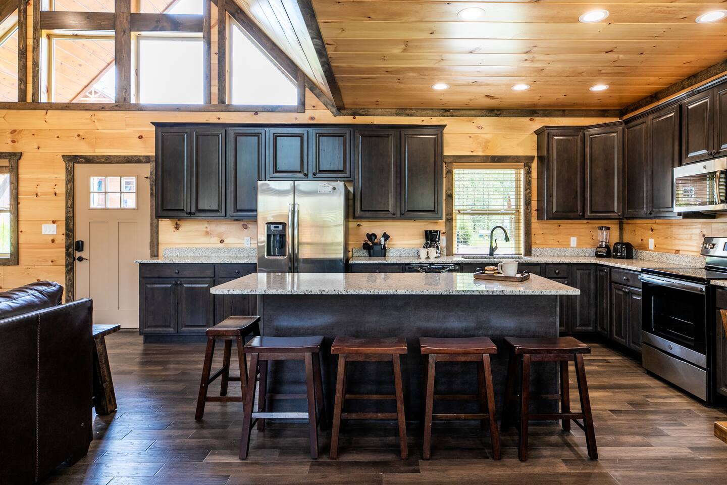 Luxury Family Escape:Hot Tub, Fire Pit, Bear Views