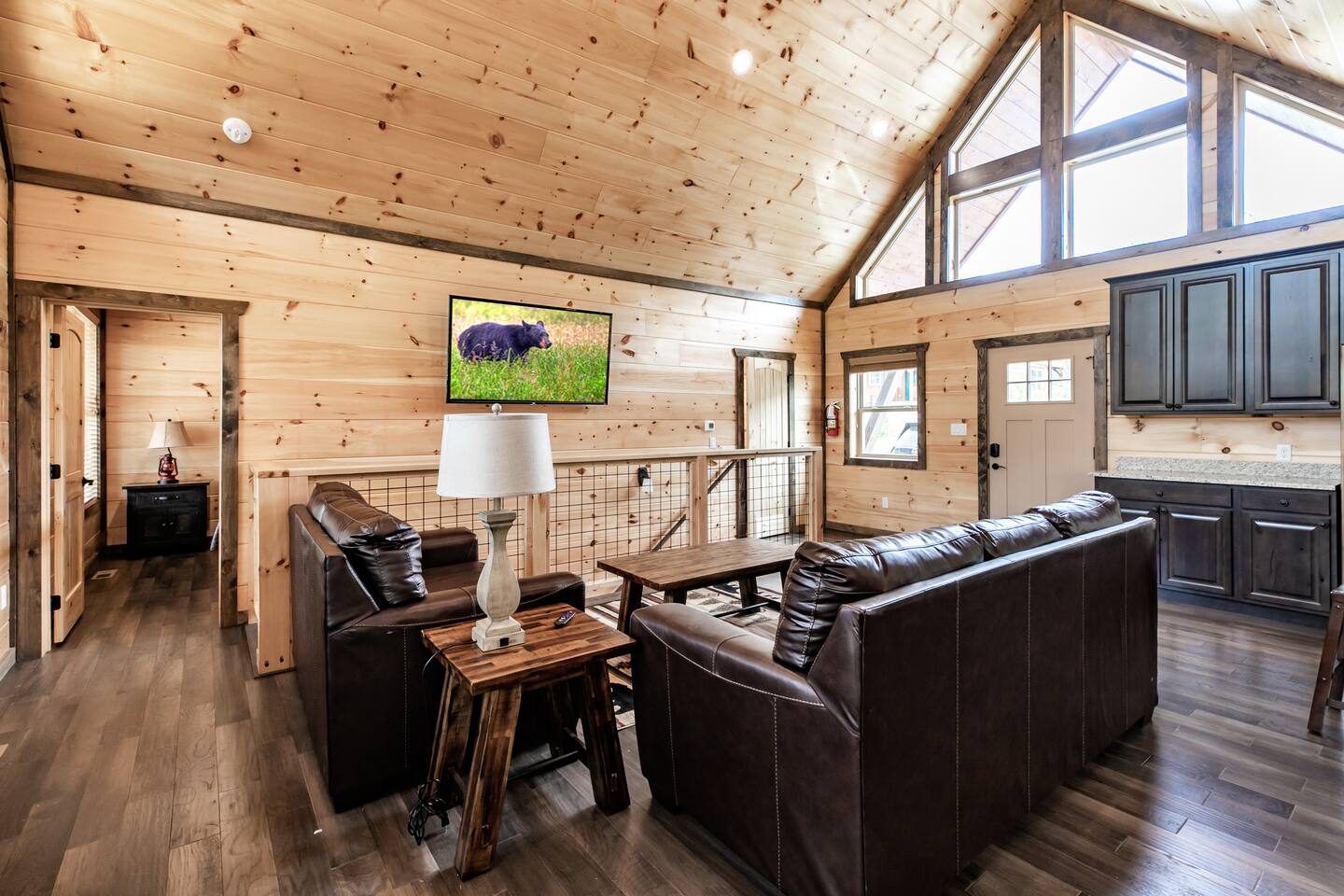 Luxury Family Escape:Hot Tub, Fire Pit, Bear Views