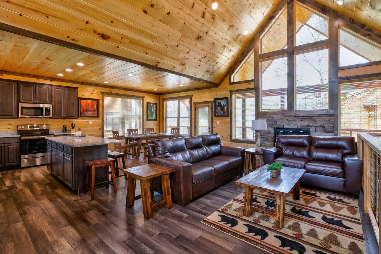 Luxury Family Escape:Hot Tub, Fire Pit, Bear Views