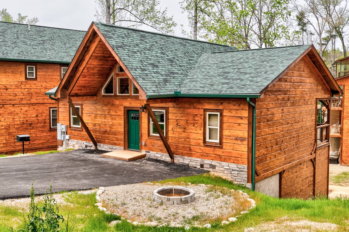 Luxury Family Escape:Hot Tub, Fire Pit, Bear Views