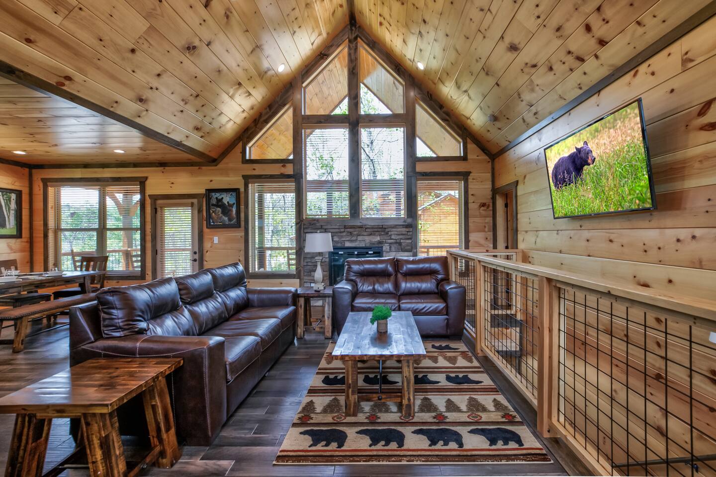 Luxury Family Escape:Hot Tub, Fire Pit, Bear Views