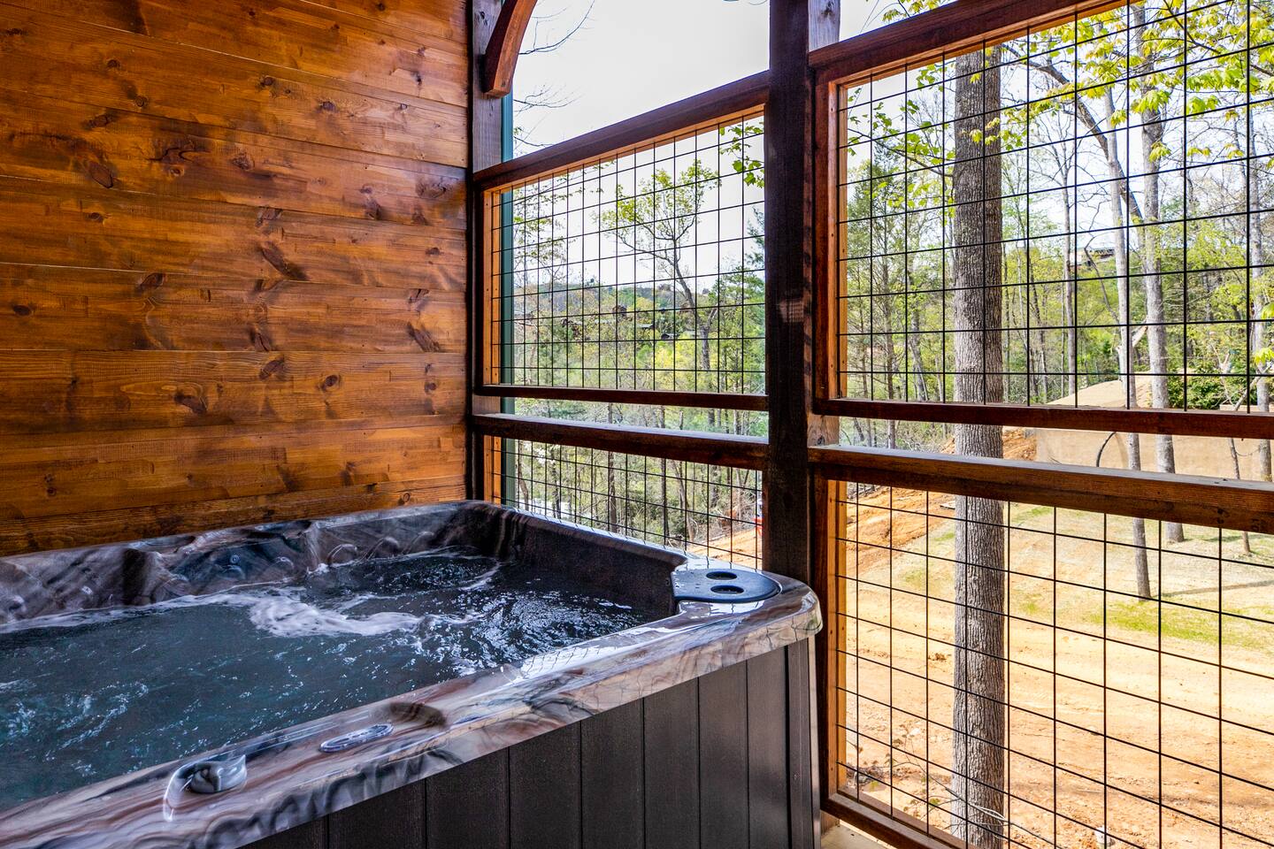 Luxury Family Escape:Hot Tub, Fire Pit, Bear Views