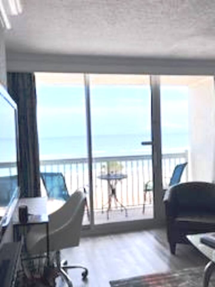 Daytona Beach Oasis Oceanfront balcony 1 bdrm