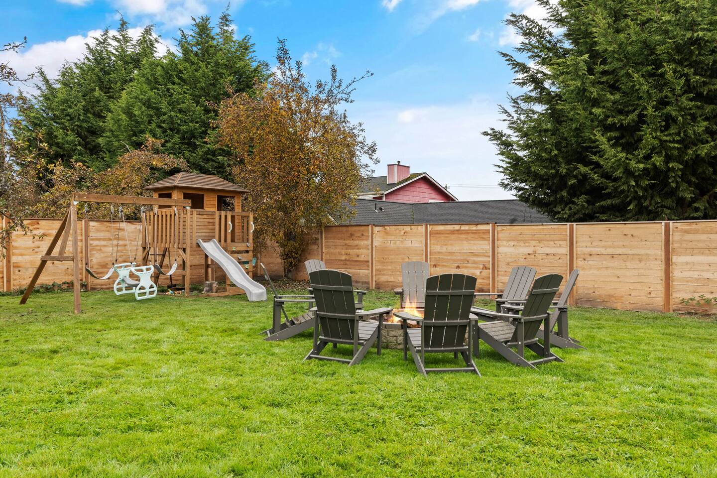 Mountain Chalet Stay Fully Fenced 3BR/2BA Hot Tub