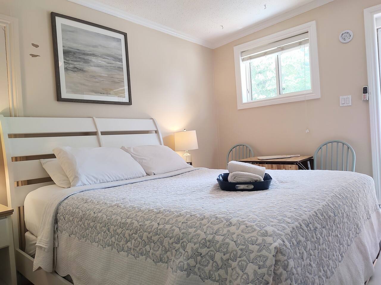 Couples beach getaway sleeps 2 — Lambton Shores — vacation rental
