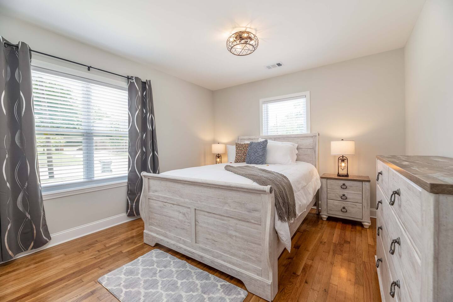 Southern Comfort Bungalow~ Cozy, Central, Charming