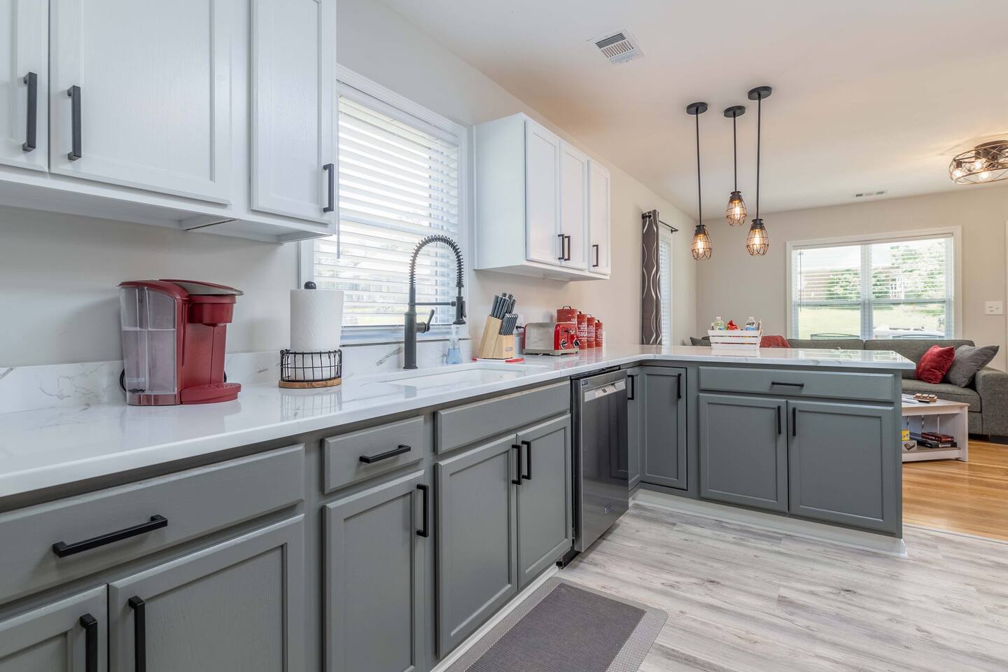 Southern Comfort Bungalow~ Cozy, Central, Charming