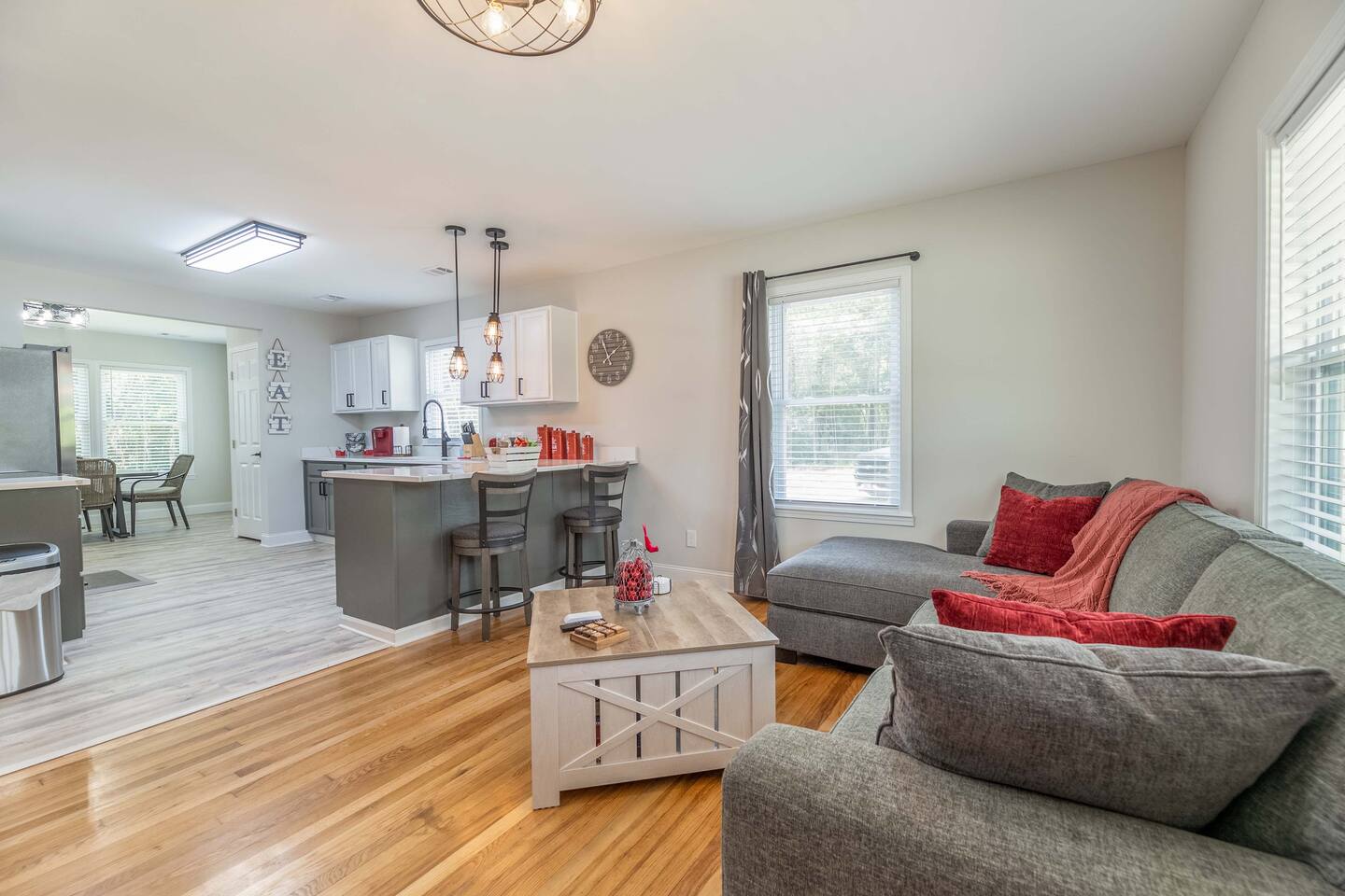Southern Comfort Bungalow~ Cozy, Central, Charming