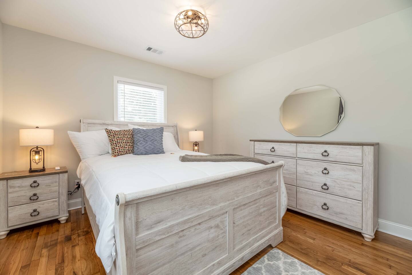 Southern Comfort Bungalow~ Cozy, Central, Charming