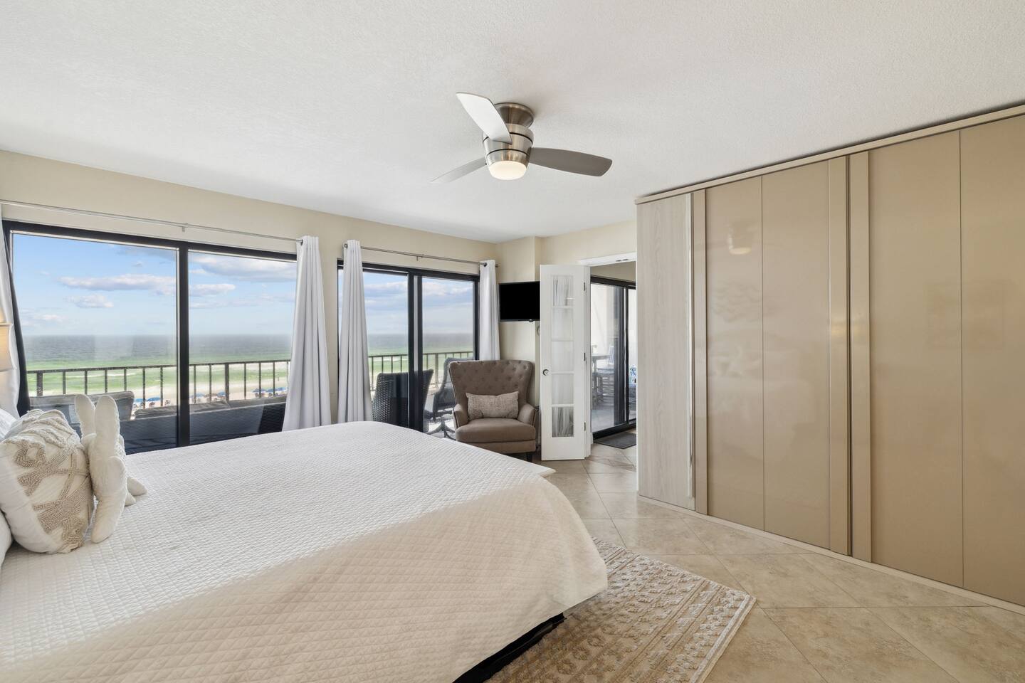 Spacious, elegant, beachfront, w/office