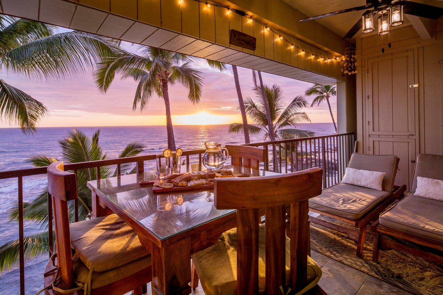 Ocean-front penthouse, sunsets, whales, surfers! — Kailua-Kona — vacation rental