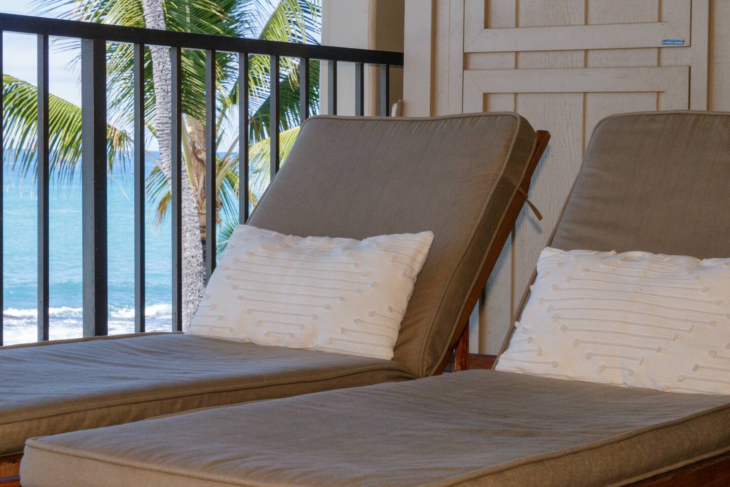 Ocean-front penthouse, sunsets, whales, surfers!