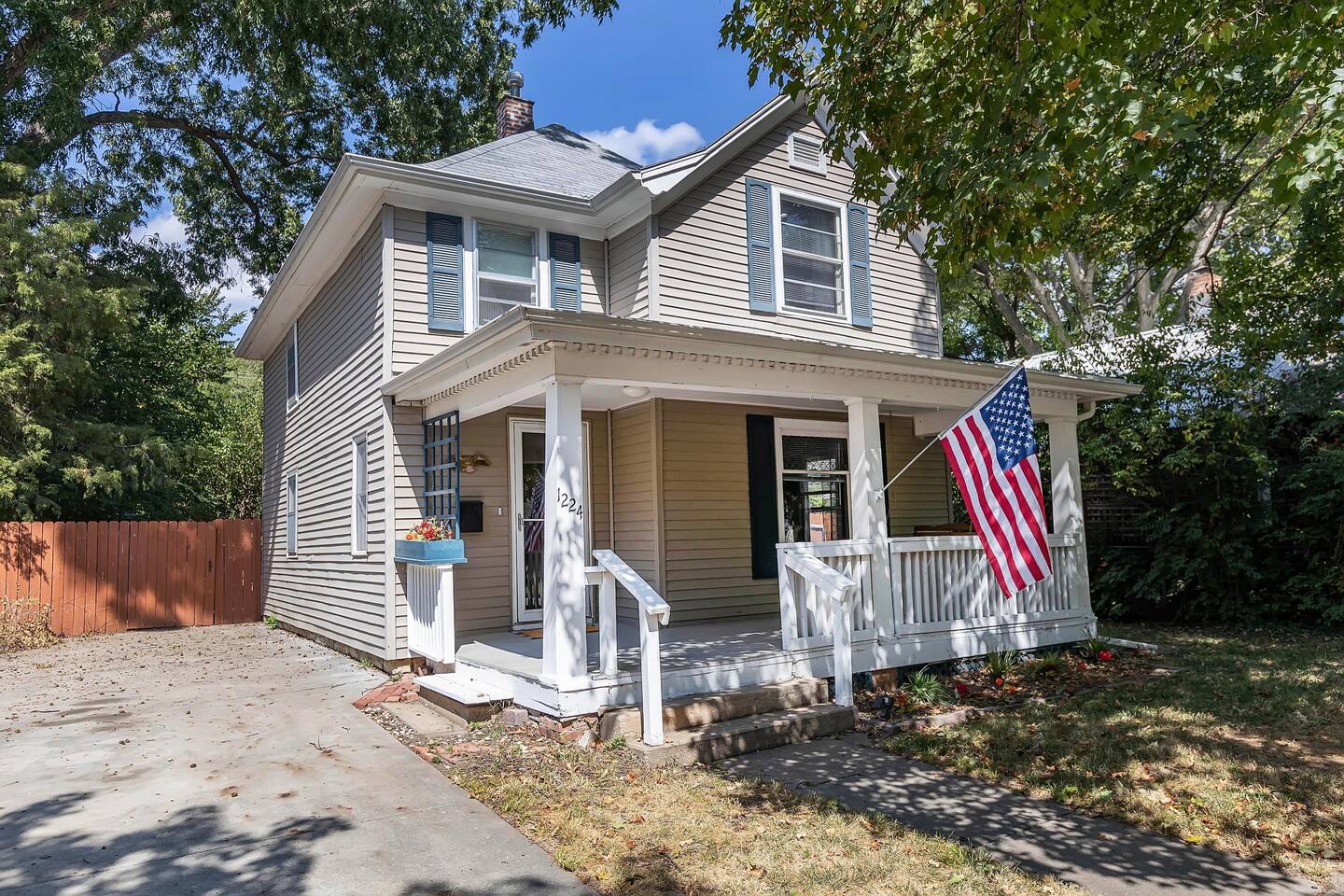 Close to Downtown | 2 King Beds | Huge Backyard