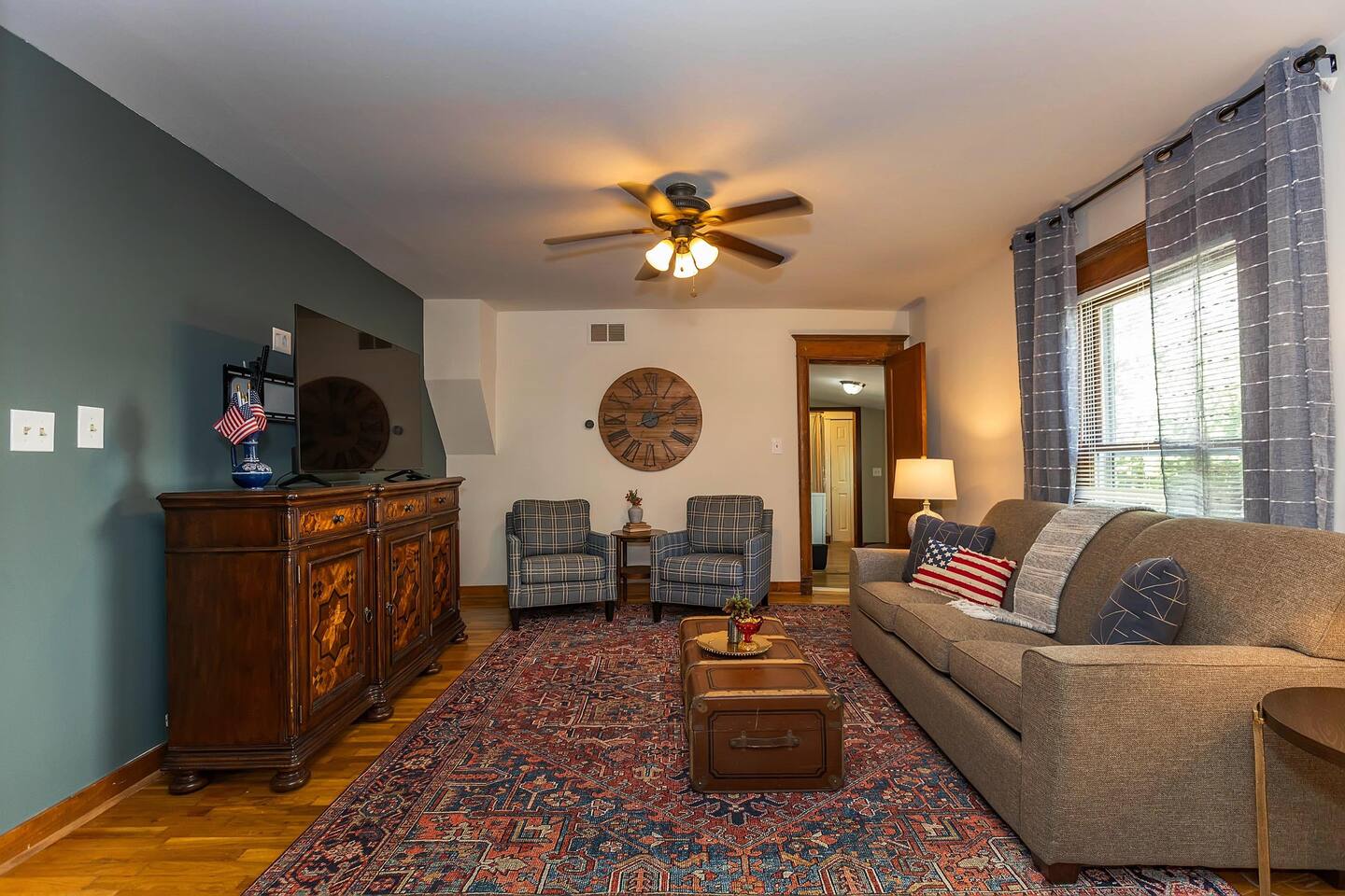 Close to Downtown | 2 King Beds | Huge Backyard — Manhattan — vacation rental