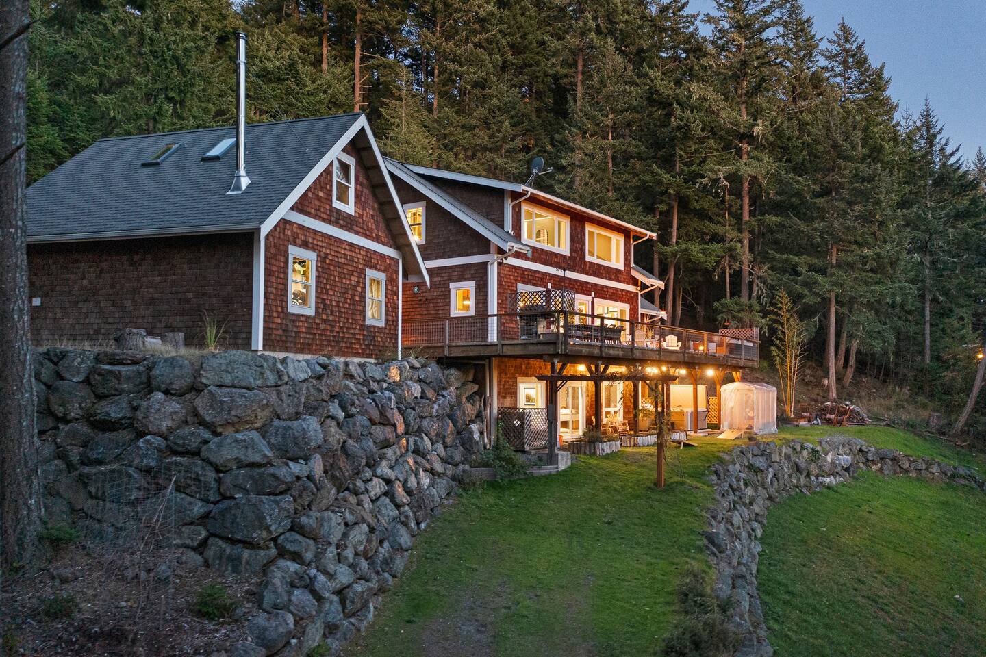 Stunning Views, Game Room, Minutes to Town
