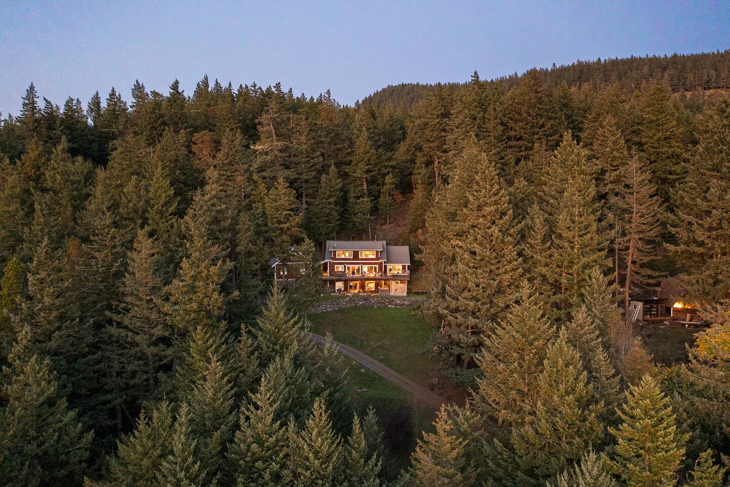 Stunning Views, Game Room, Minutes to Town