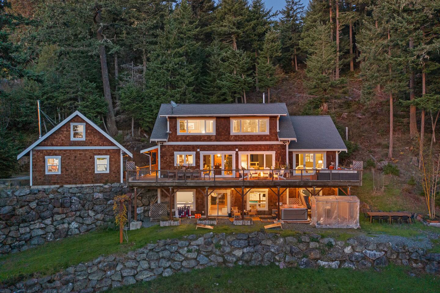 Stunning Views, Game Room, Minutes to Town