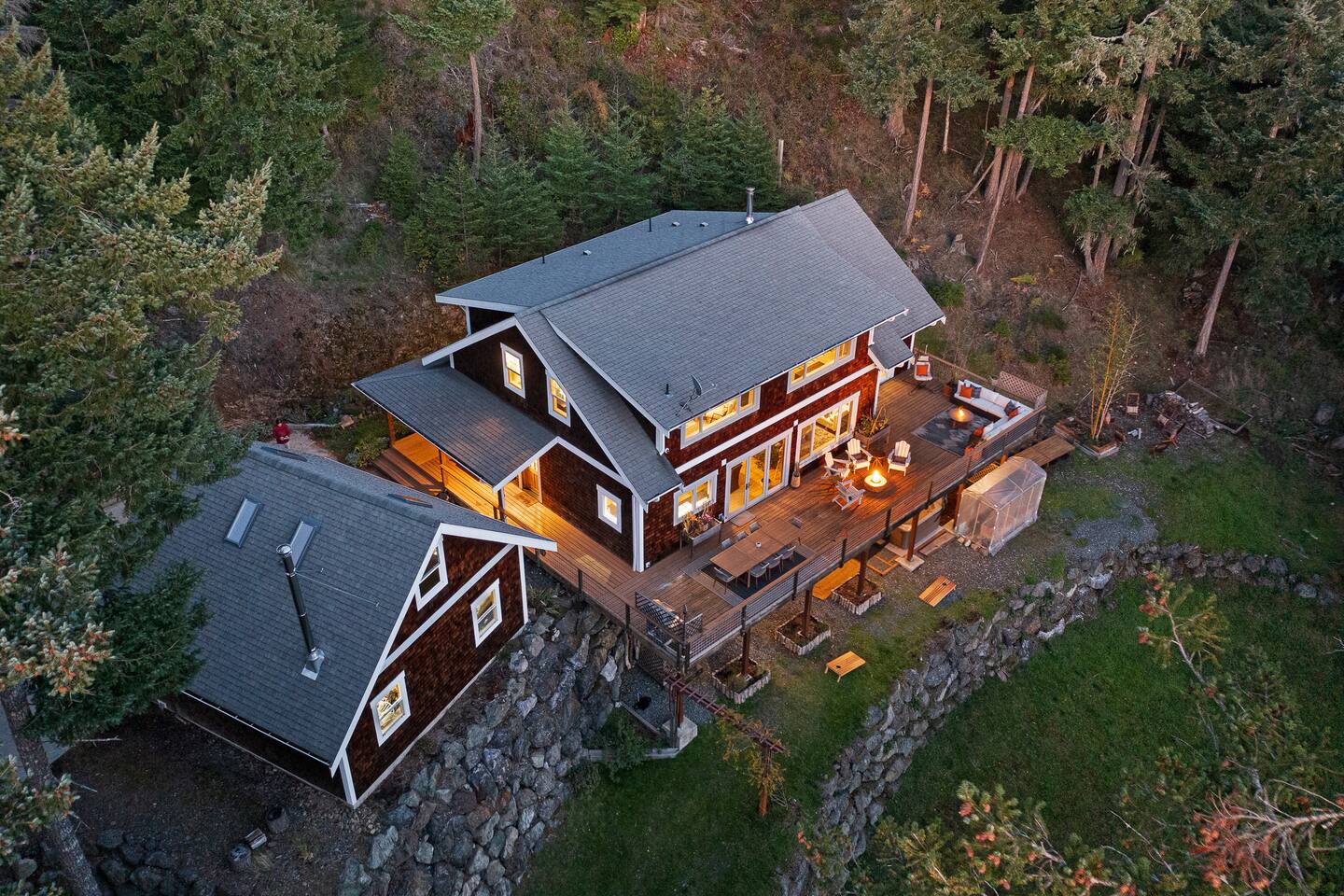 Stunning Views, Game Room, Minutes to Town
