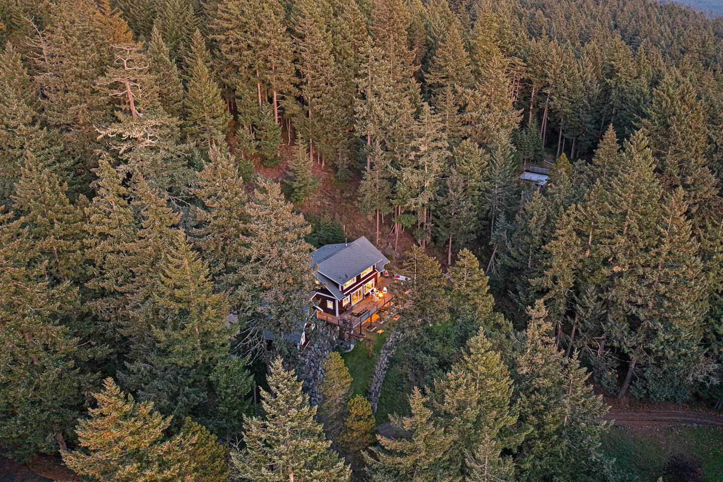 Stunning Views, Game Room, Minutes to Town