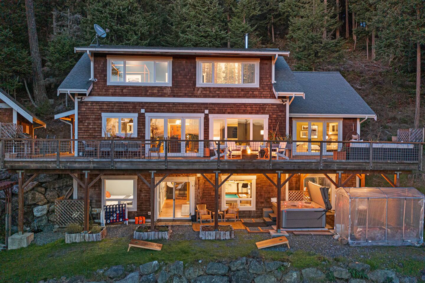 Stunning Views, Game Room, Minutes to Town