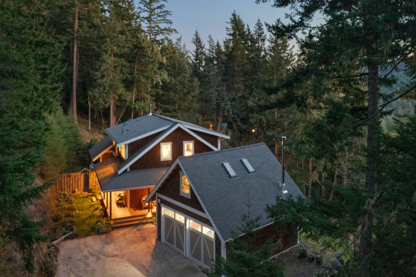 Stunning Views, Game Room, Minutes to Town