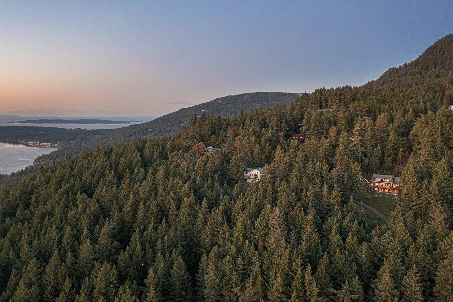 Stunning Views, Game Room, Minutes to Town