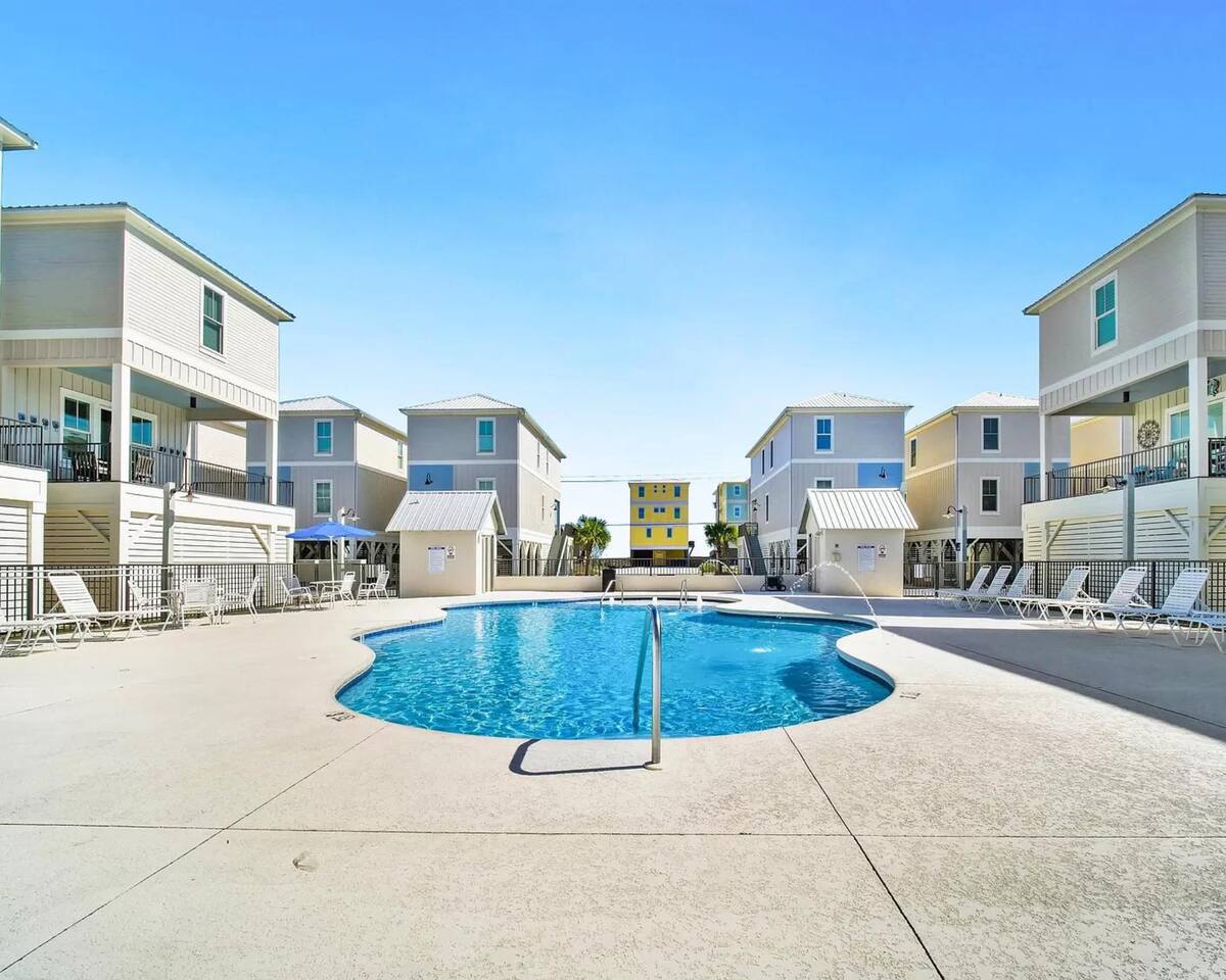 “Back On Track”| Steps To Beach & Lagoon, Pool, West Side Cottages
