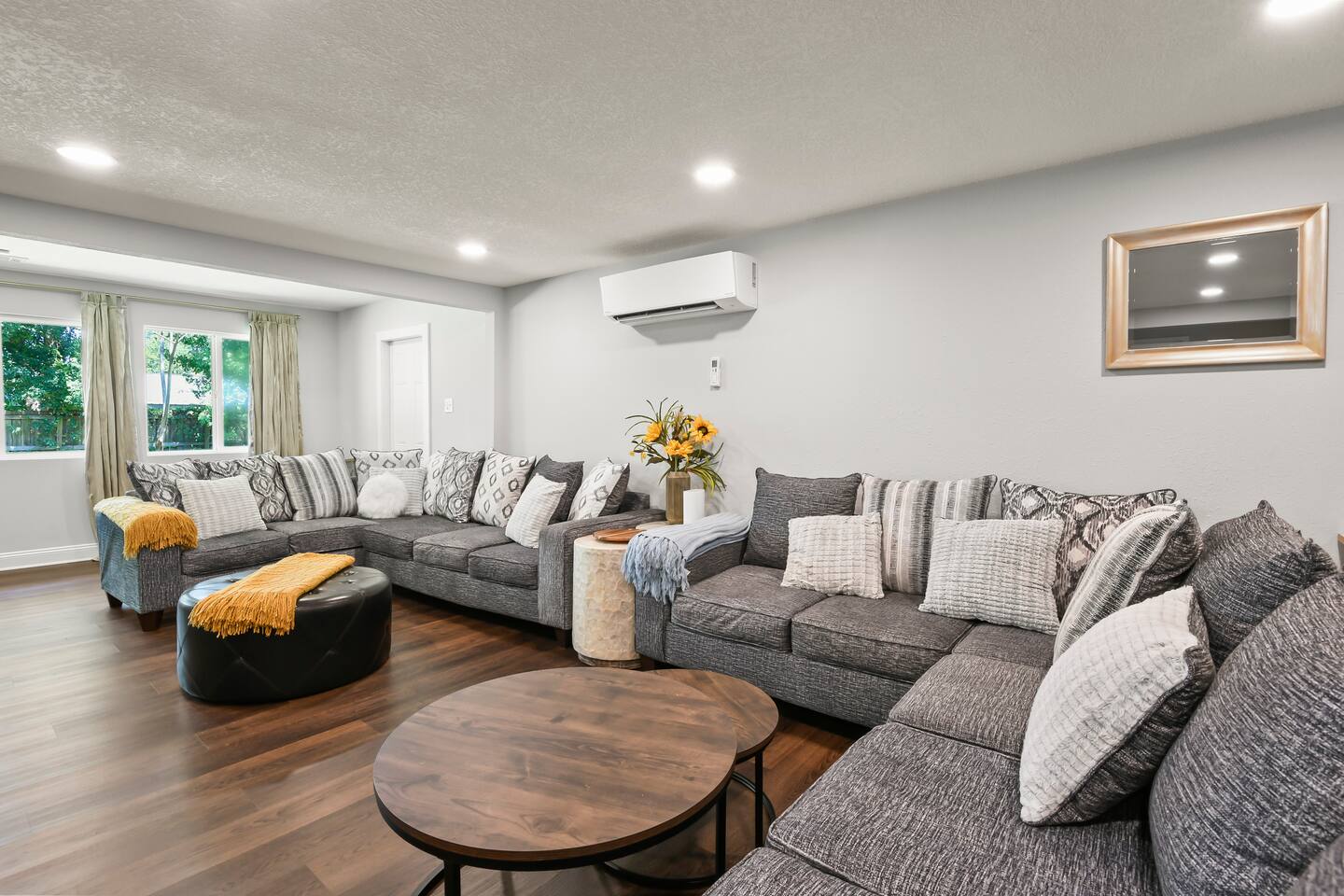 5 king beds, bonus room, rare find! Walk to beach — Long Beach — vacation rental