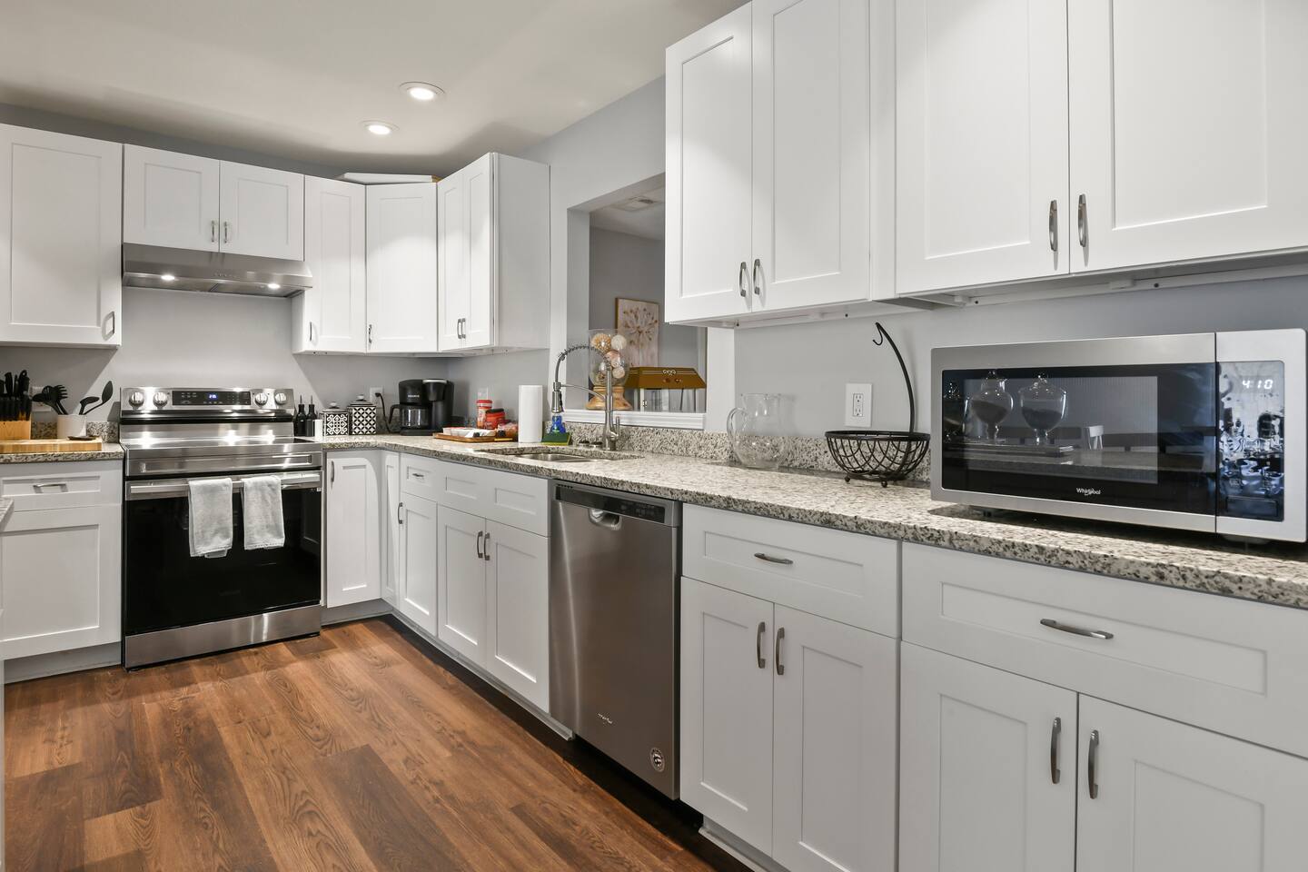 5 king beds, bonus room, rare find! Walk to beach