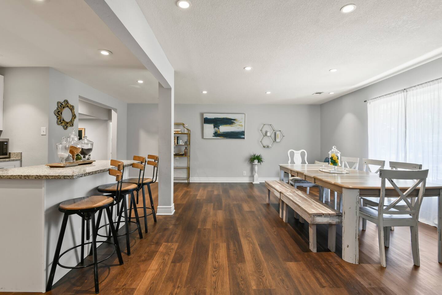 5 king beds, bonus room, rare find! Walk to beach