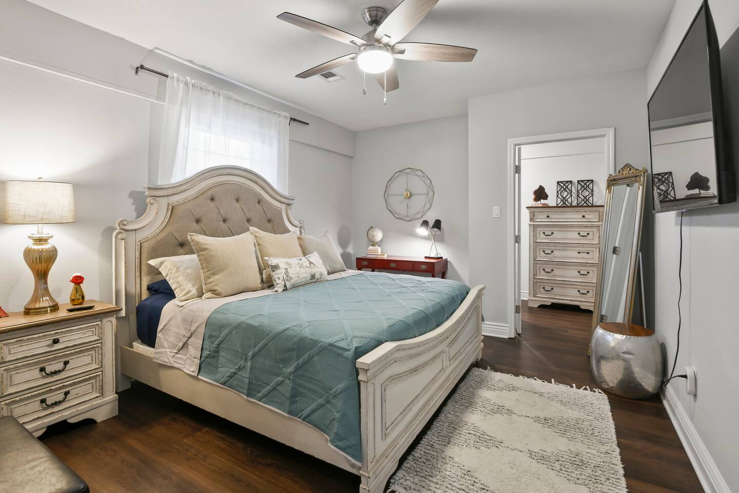 5 king beds, bonus room, rare find! Walk to beach