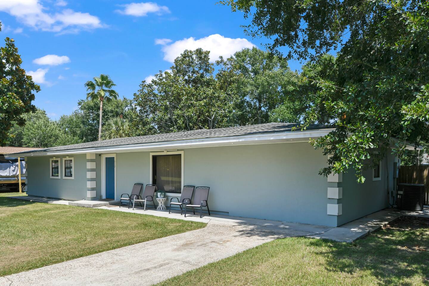 5 king beds, bonus room, rare find! Walk to beach