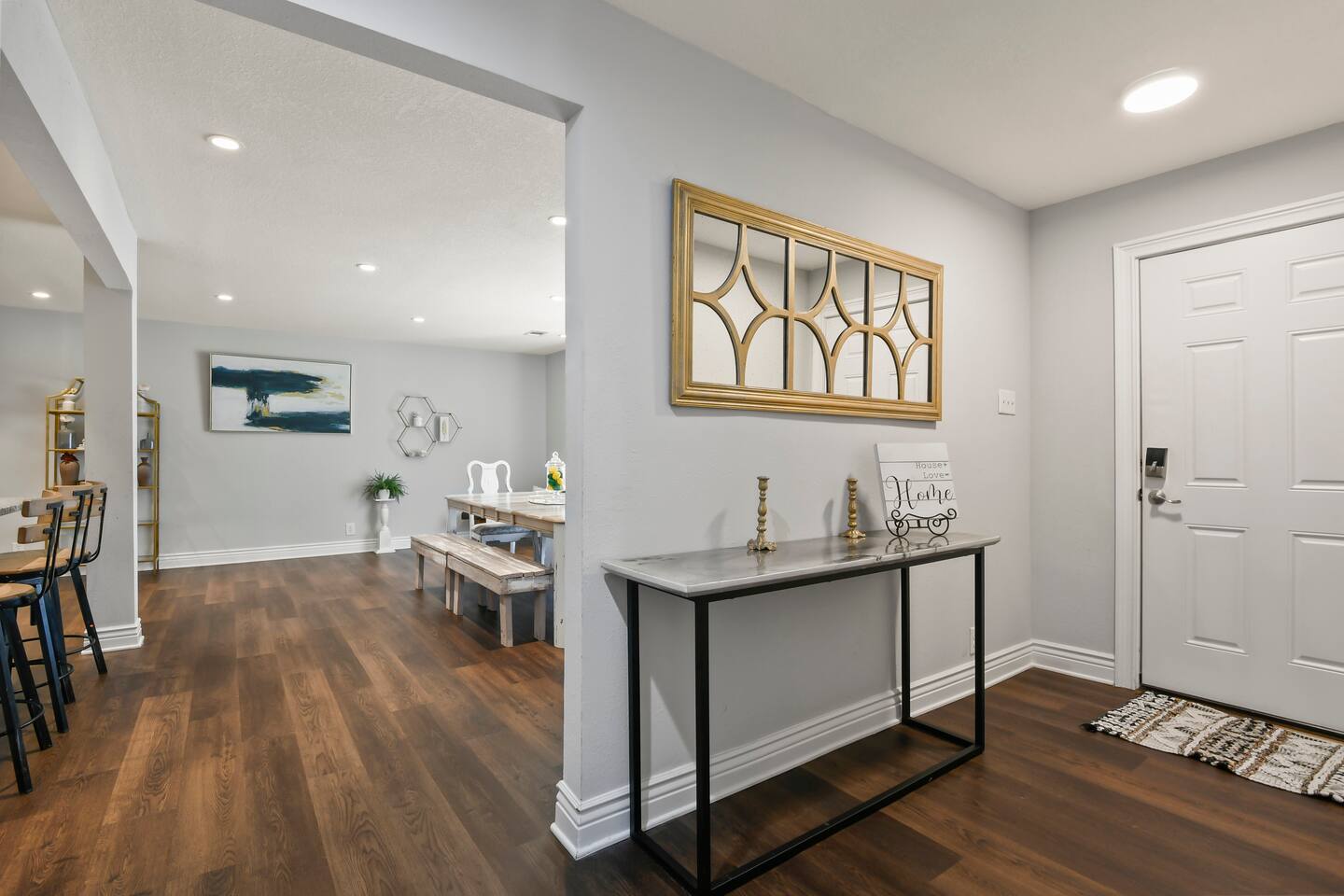 5 king beds, bonus room, rare find! Walk to beach