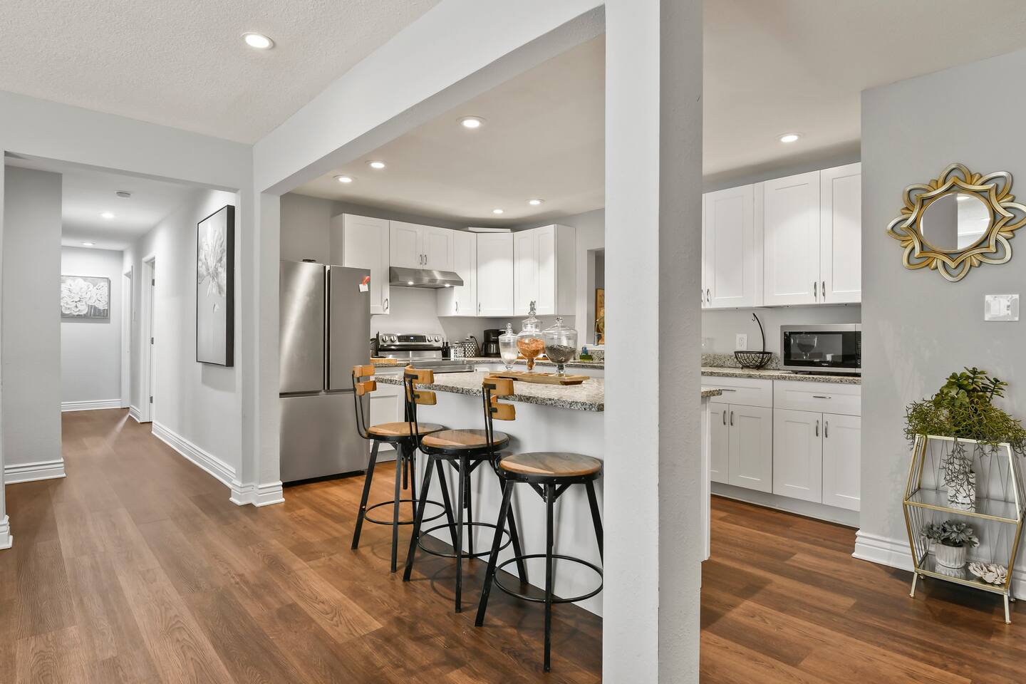5 king beds, bonus room, rare find! Walk to beach