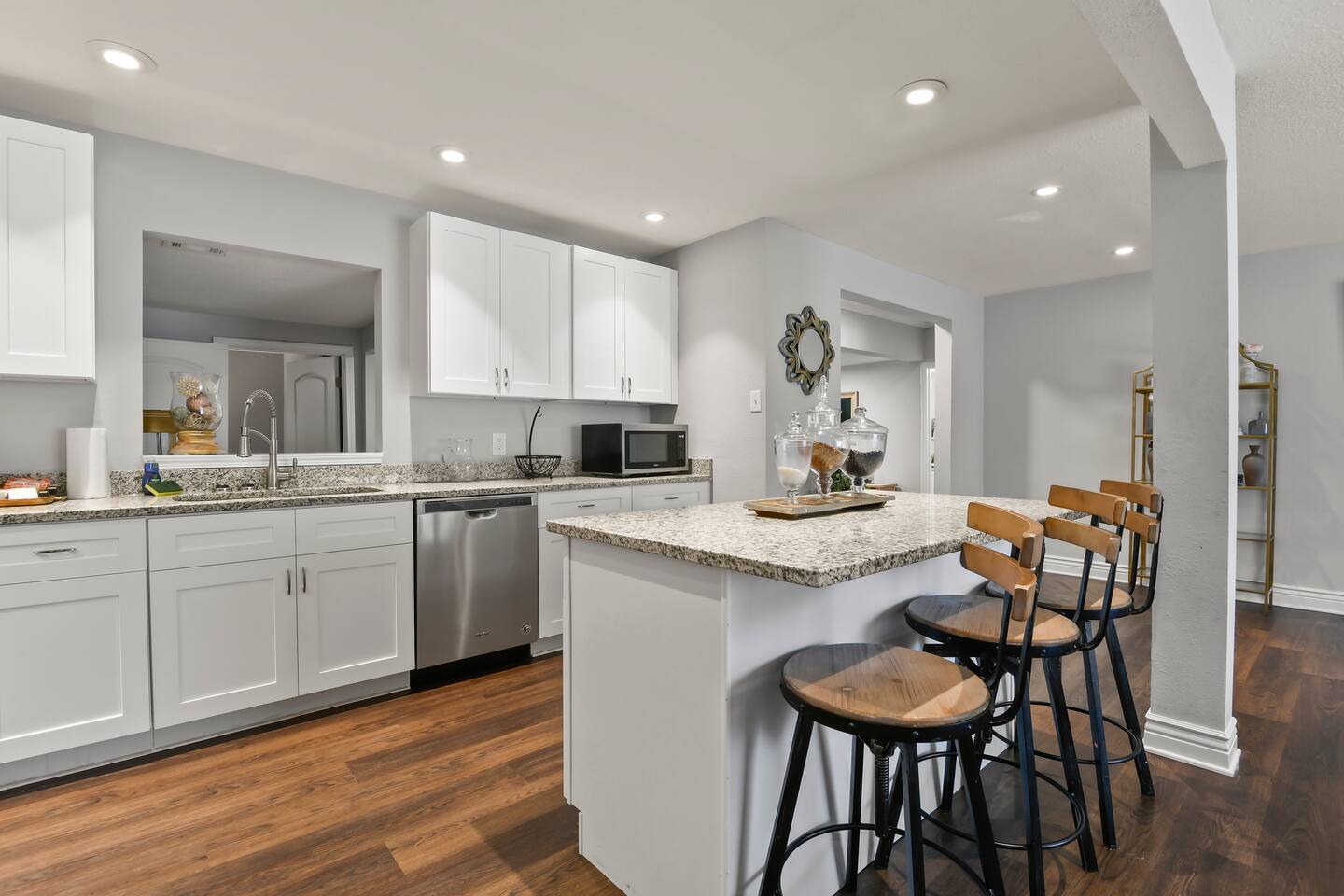 5 king beds, bonus room, rare find! Walk to beach