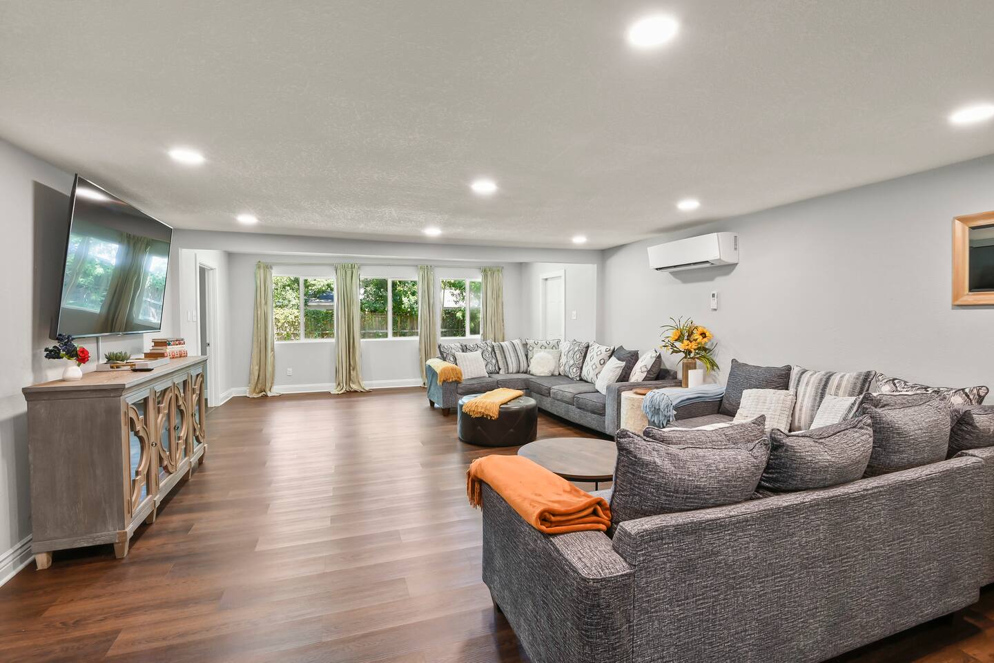 5 king beds, bonus room, rare find! Walk to beach