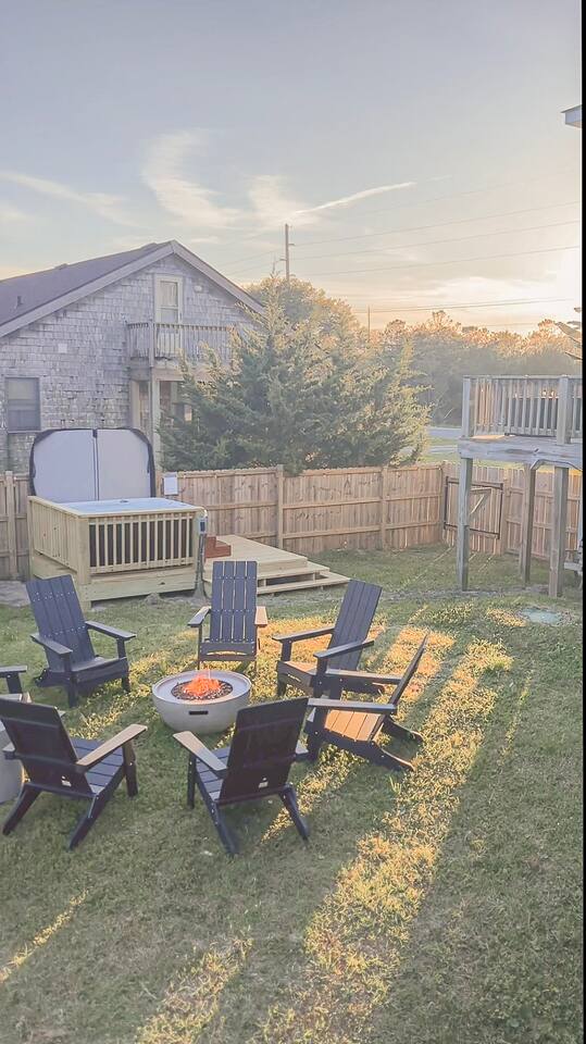 2 Mi to Beach | Hot Tub | Bright & Modern