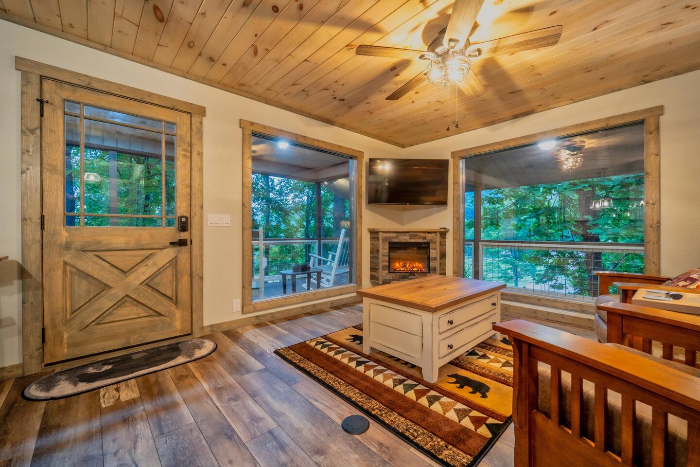 *New Listing*Huge Porch-Hot tub-Quiet-Easy Access!