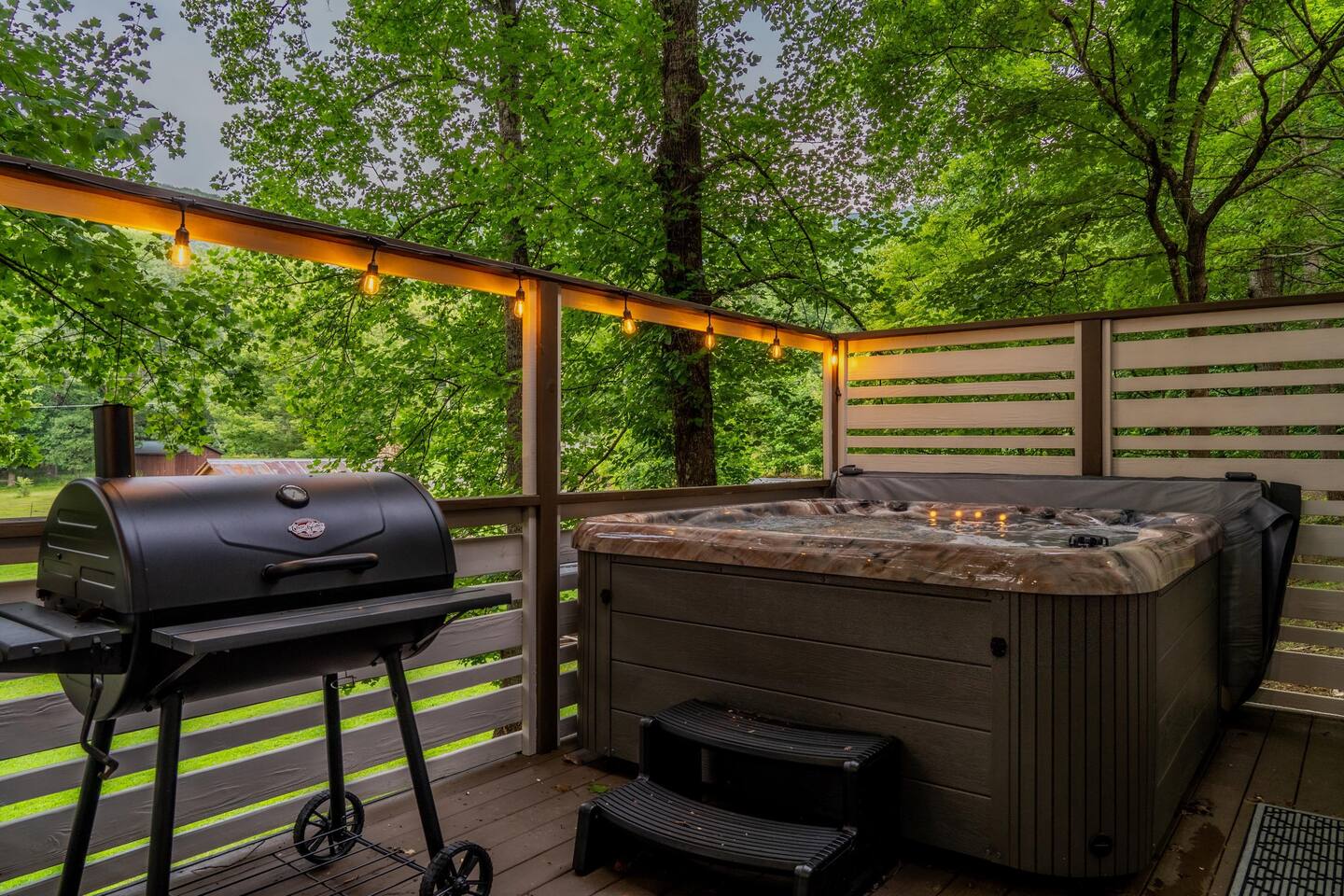 *New Listing*Huge Porch-Hot tub-Quiet-Easy Access!