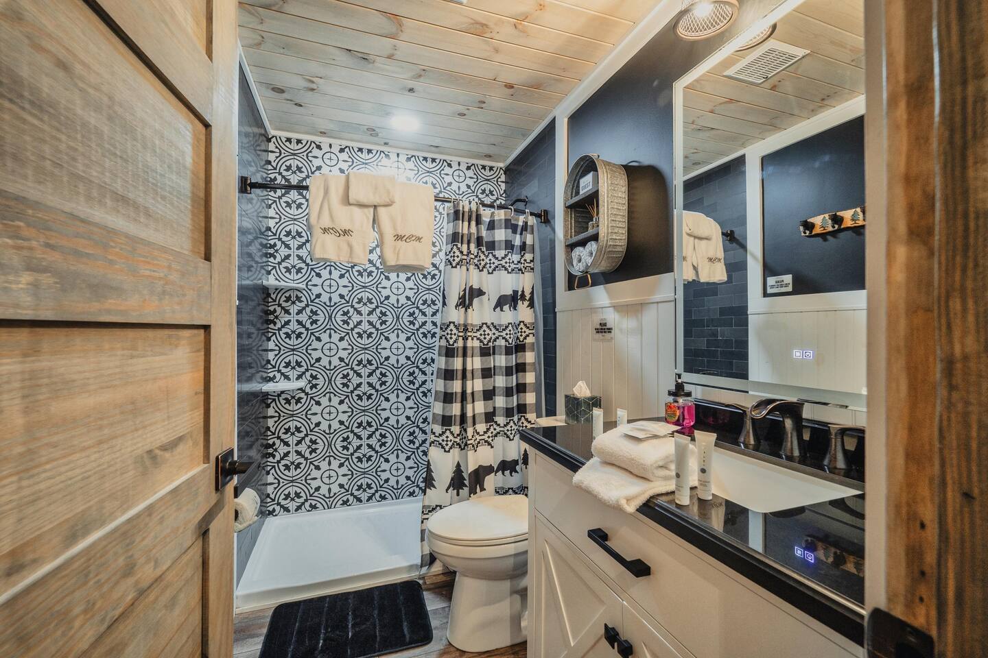 *New Listing*Huge Porch-Hot tub-Quiet-Easy Access!