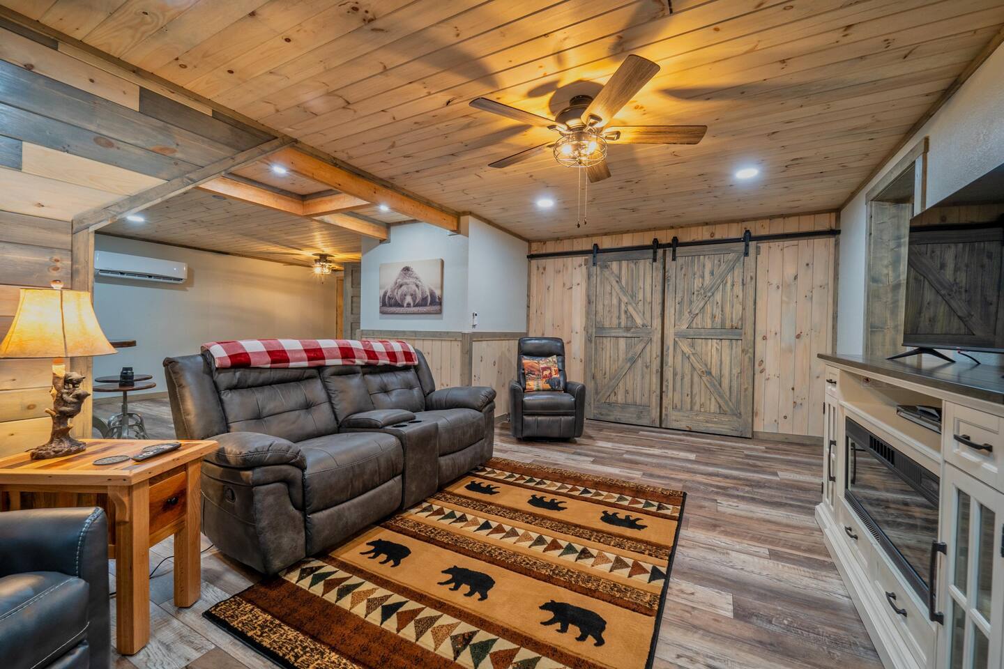 *New Listing*Huge Porch-Hot tub-Quiet-Easy Access!