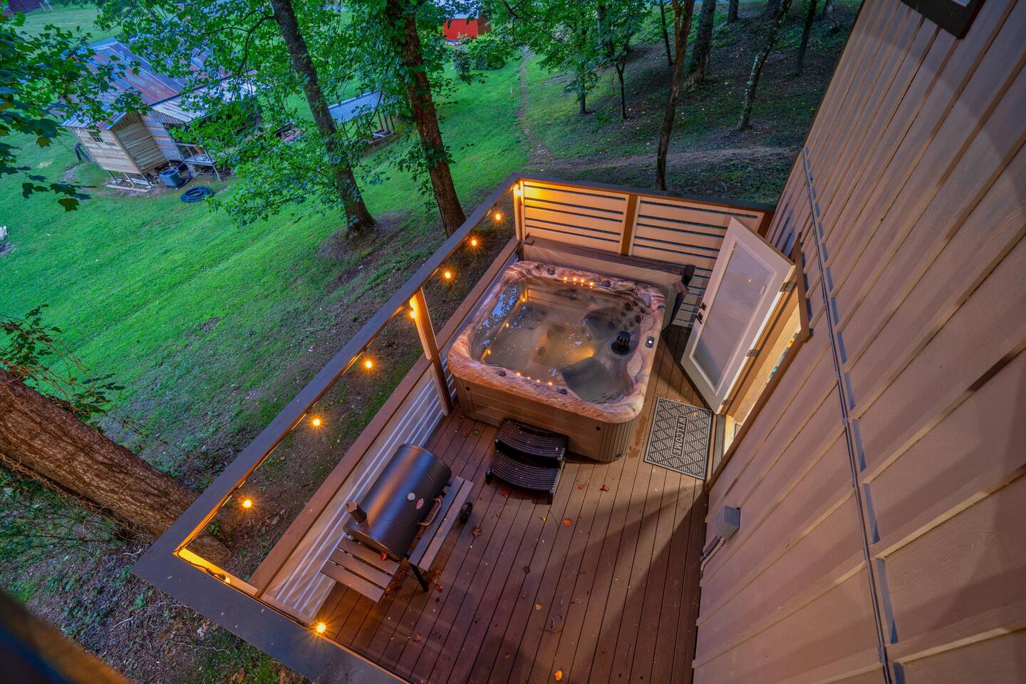 *New Listing*Huge Porch-Hot tub-Quiet-Easy Access!